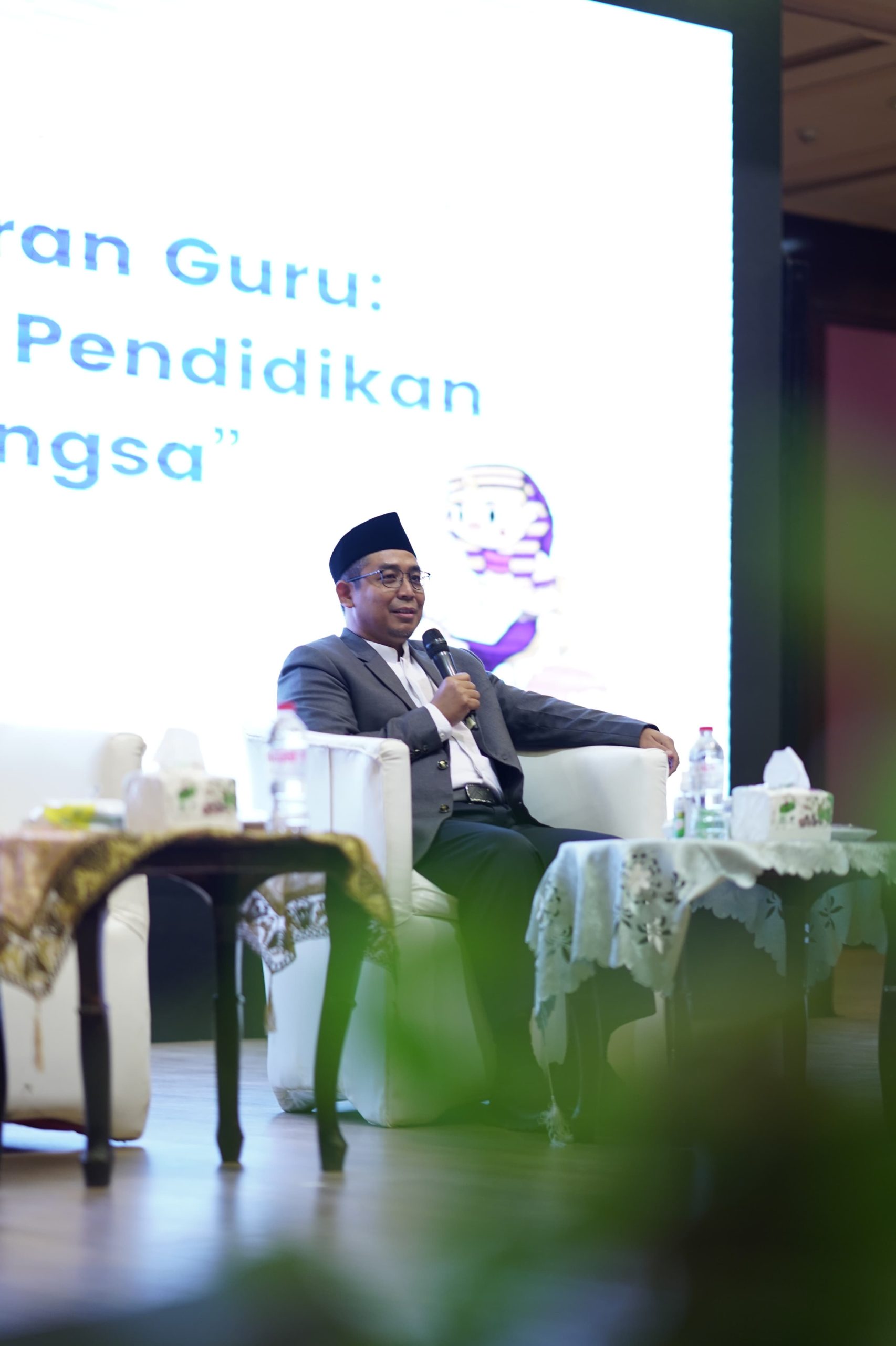 KH. Anang sedang memaparkan materi diskusi panel